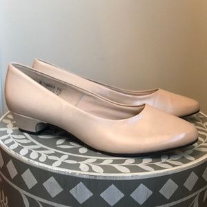Hush Puppies Tan Comfort Low Heel Pumps sz 10N